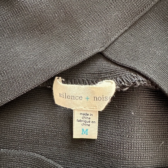 Cross Wrap Bound Crop Top - Picture 4 of 6